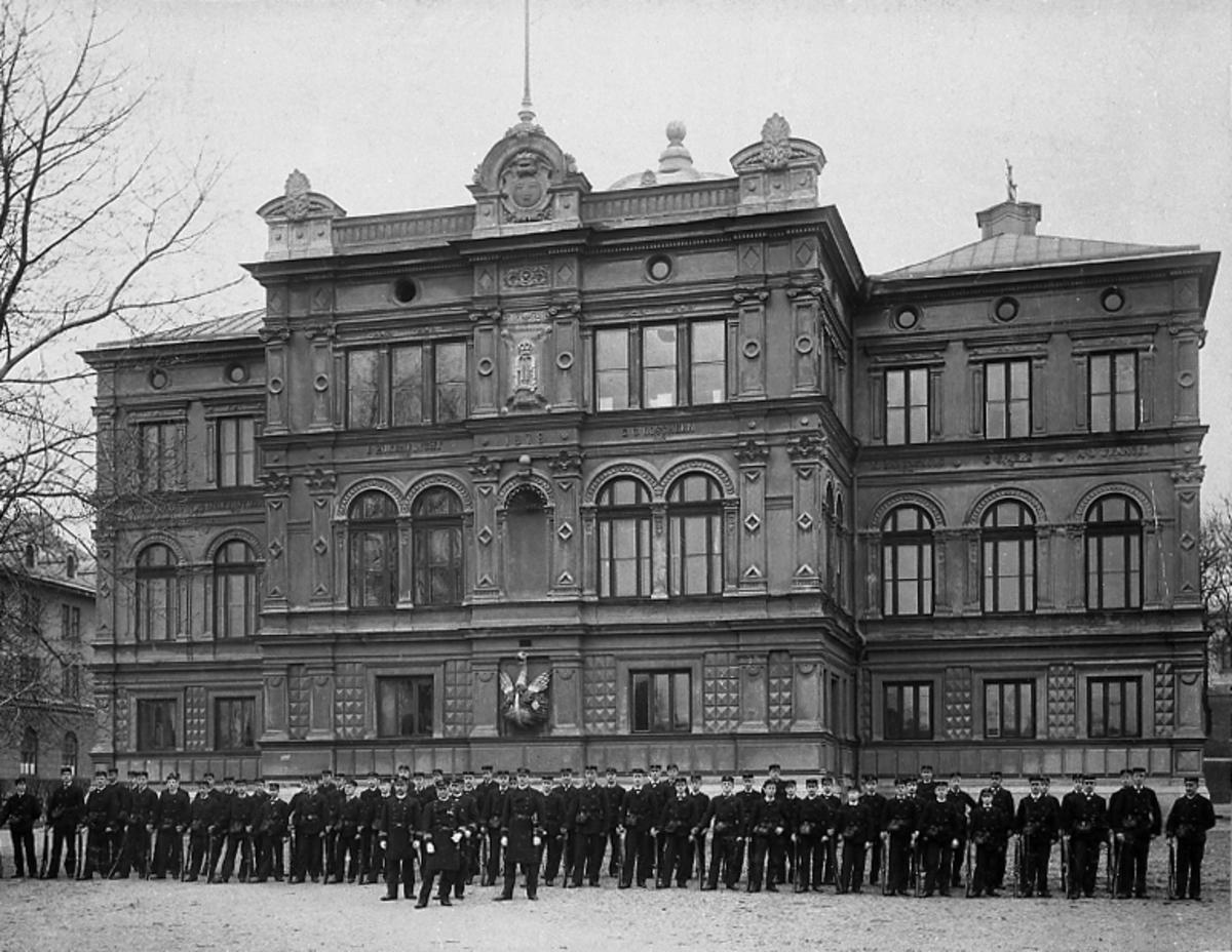 [från fotobeskrivningen:] Sjökrigsskolan på Skeppsholmen år 1907. Framför står flottans kadettkår." "Jmf Sv flottans historia del III, s 464"
