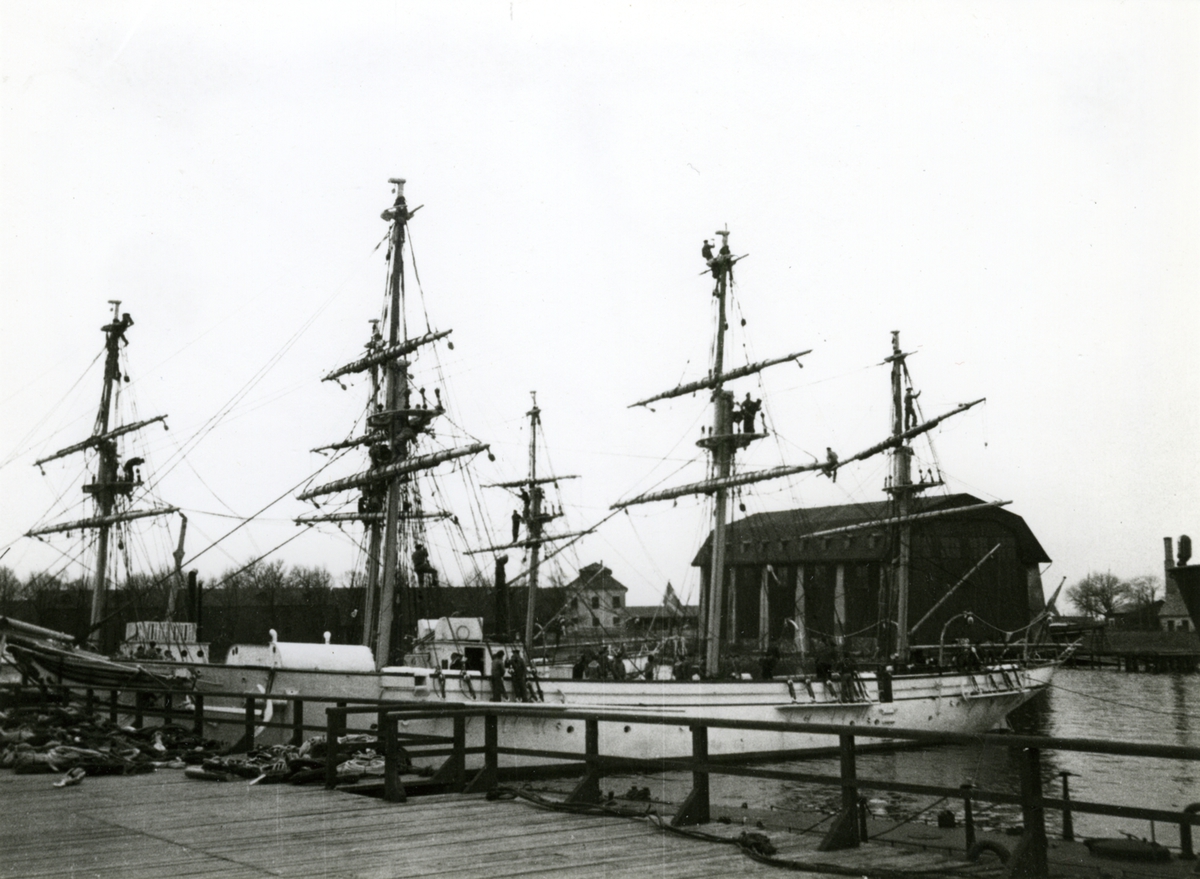 Från nedriggningen av JARRAMAS och NAJADEN vid Karlskrona örlogsvarv i början av 1940-tal.