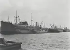 Sv. Ostasiatiska Kompaniets M/S Formosa, m/s Canton och m/s Shantung i Göteborgs Frihamn, den 20 juni 1931.
Intill m/s Canton ligga Sveabåtarna s/s Presto och s/s Gefion för direkt omlastning.