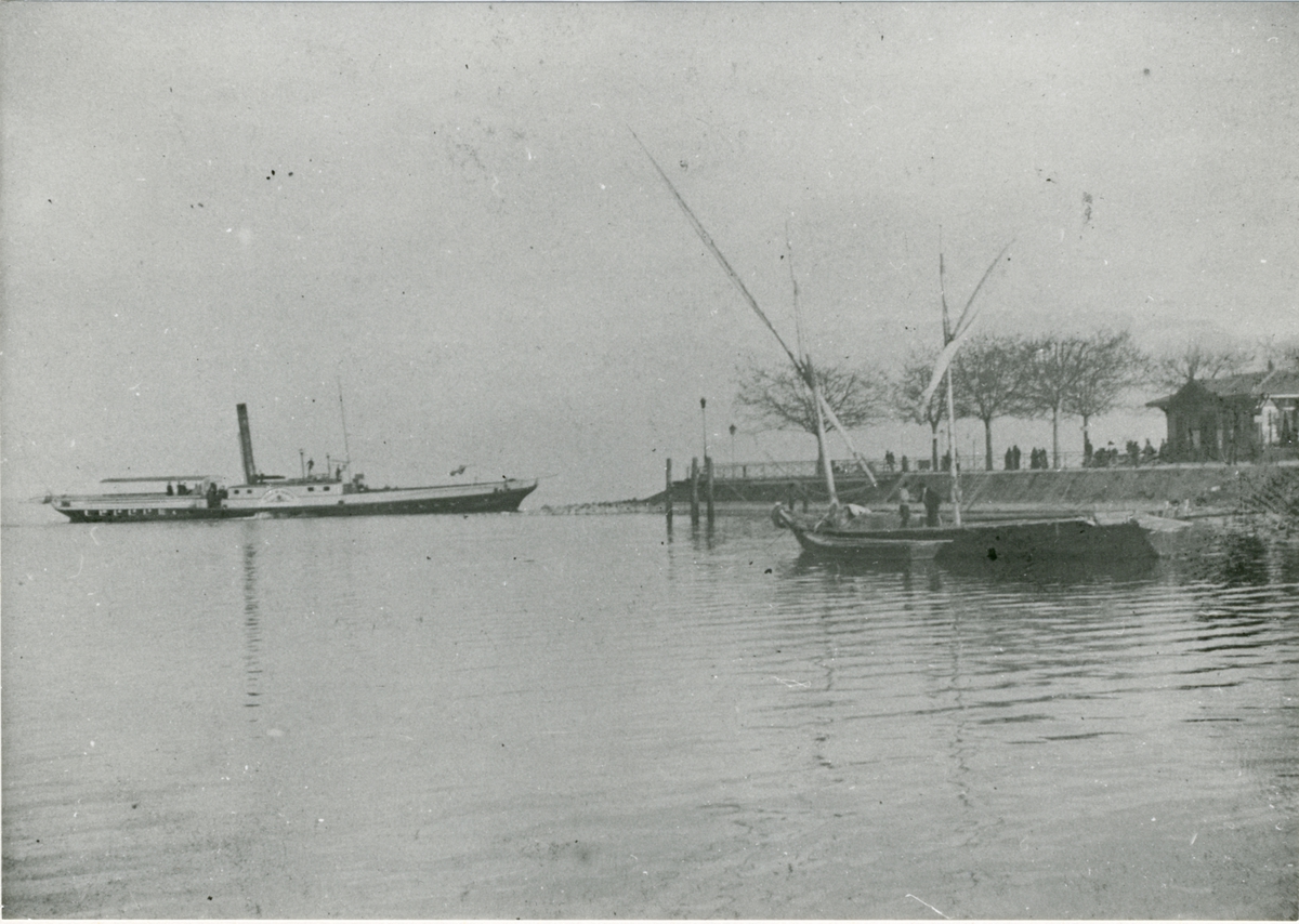 Ångfartyg vid Ouchy bron i Lausanne.
Från FREJAs långresa 1897-1898.