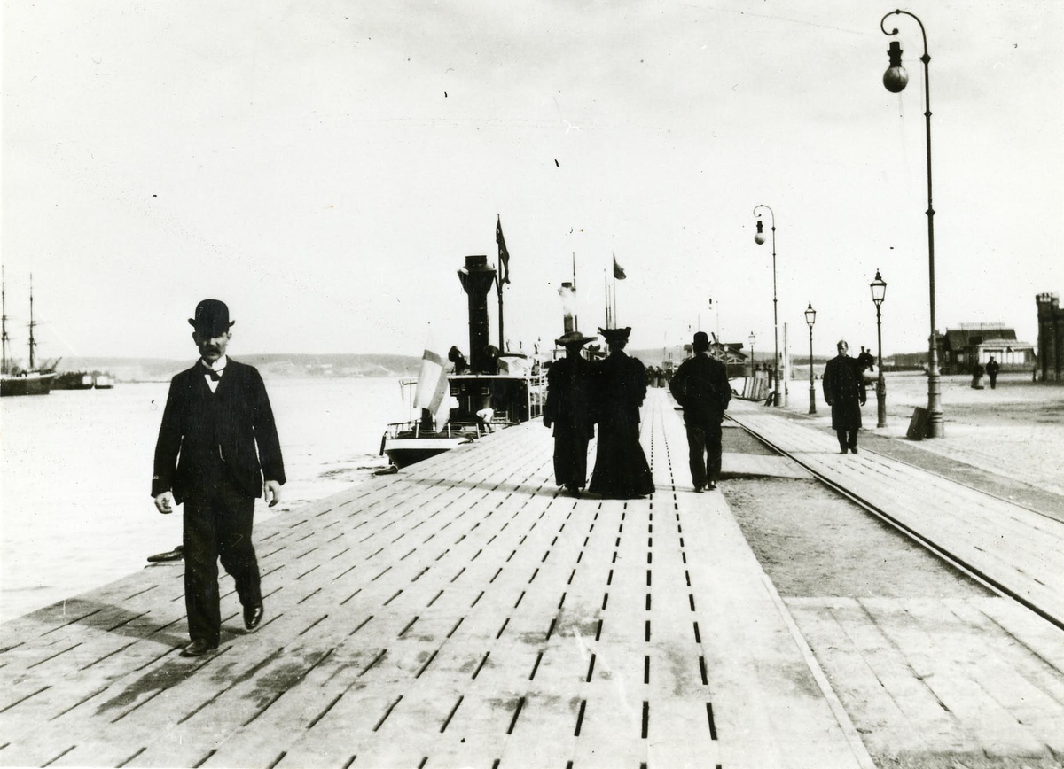 Foto från Sundsvalls hamn/kaj vid sekelskiftet.