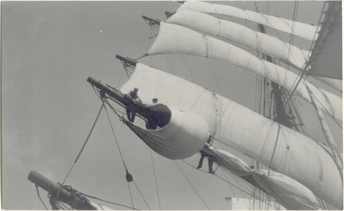 [från fotobeskrivningen:] [---] "För undermärssegel slås ifrån. Fotot under resa Australien - Mariehamn, 1932." [---]