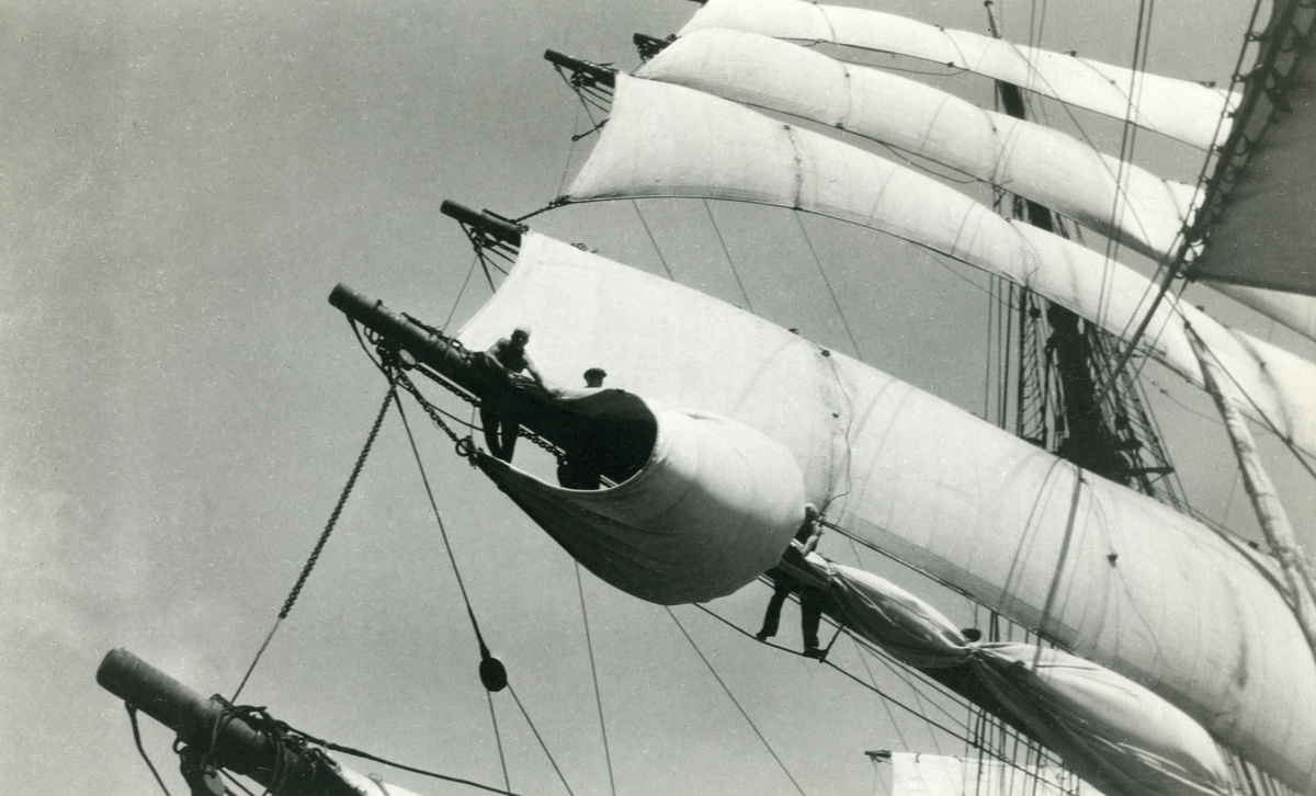 [från fotobeskrivningen:] [---] "För undermärssegel slås ifrån. Fotot under resa Australien - Mariehamn, 1932." [---]