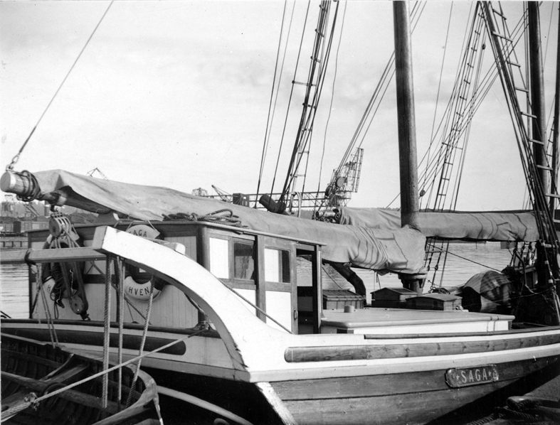 Saga av Hven. 3 m skonare med hjälpmotor. Byggd i Simrishman 1920.