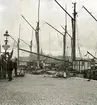 Lossande ålandsskutor vid Strandvägskajen 1936.