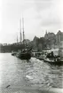 Flottbron vid Slussen, år 1924. [Snarare Pontonbryggan norr om landskapsgränsen, nära Slussen]