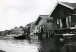 Hus nere vid stranden.