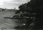 Långholmen med badviken.  I bakgrunden Norra Mälarstrand med Stadshuset.