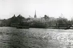 Skeppsbron med ett flertal ångare. I förgrunden kungaslupen Vasaorden, 1912 - 1917.