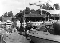 [från Fotobeskrivning:] "Bryggor med förtöjda båtar, mastskj
