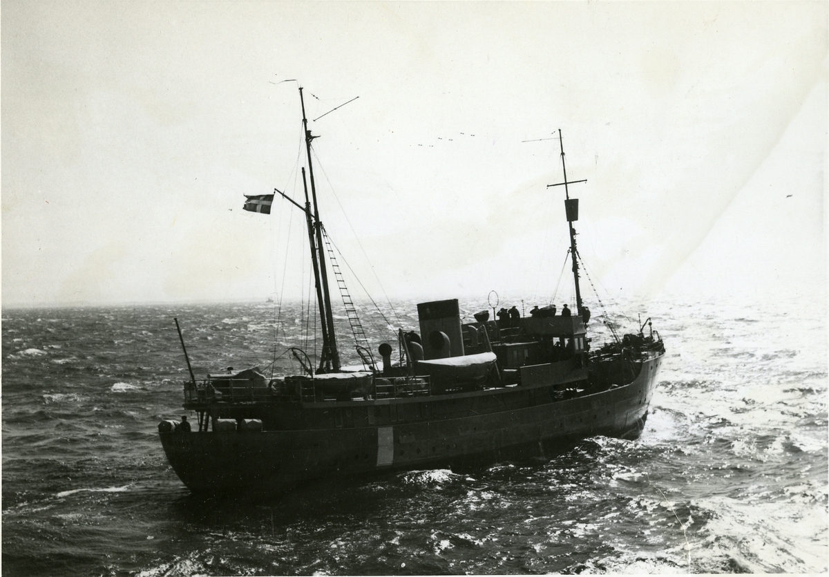 Hjälpkanonbåten 41 (Skagerack) vid sökningarna efter ubåten Ulven vid St. Pölsan, den 20 apr. 1943.
(Svenska Statens bevaknings- och undersökningsfartyg)