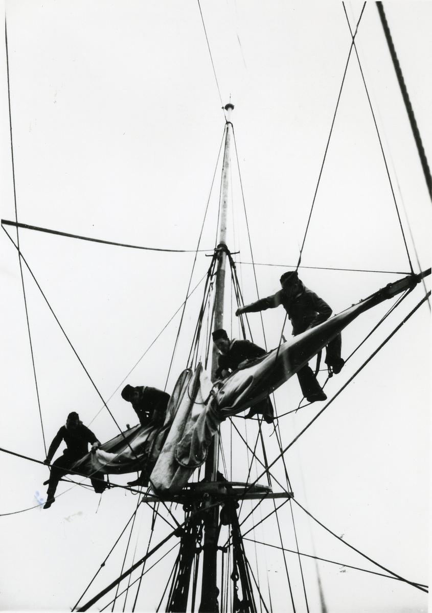 Segelhantering, bram bärgas.