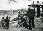 Flottans Örlogsdagar. Ö.S.S. minnesdag.
Ungdomens dag på Skeppsholmen, Stockholm, den 14 maj 1942. I bakgrunden syns bl.a. Nordiska museet.