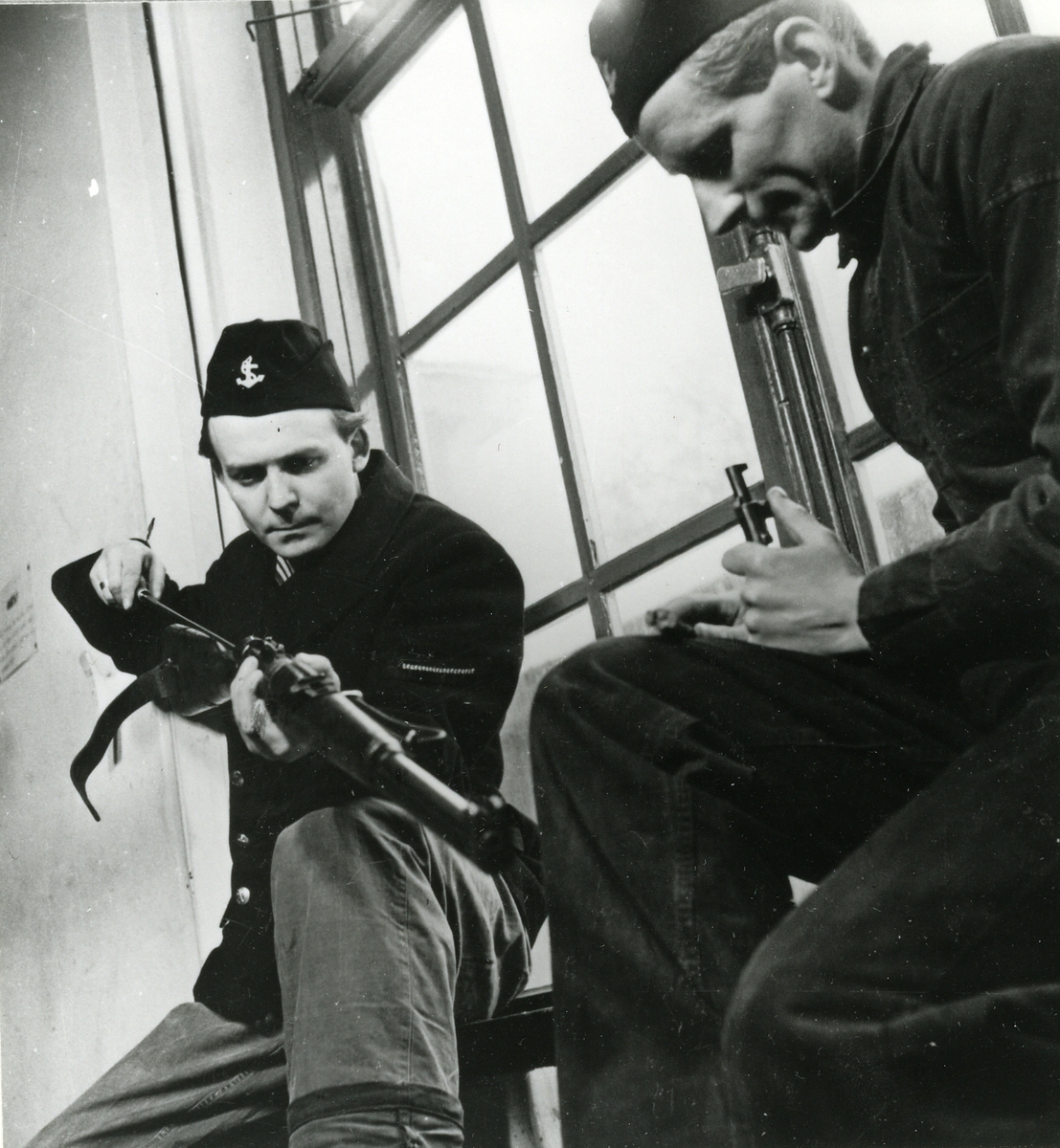 Lillebror Söderlund rengör karbinen, febr. 1943.