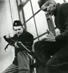 Lillebror Söderlund rengör karbinen, febr. 1943.