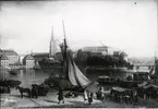 Utsikt från Rödbotorget. Höskuta på strömmen med Riddarhuset, Riddarholmskyrkan och Strömsborg i bakgrunden.  Oljemålning sign.: G.W. Pinzit Stockholm 1875.