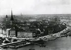 Vy över Stockholm: Slussen, Skeppsbron, Slottet, Tyska- och Storkyrkorna, taget från söder.