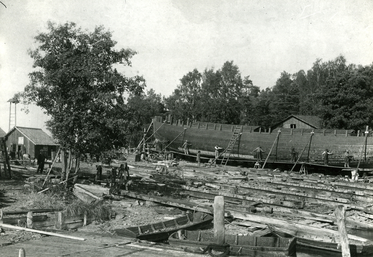 Pråmen OAXEN 3 under byggnad på Follnäs varv, Koholmen, Södermanland.