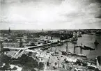 Utsikt över Slussen från Mosebacke på 1880-talet. Obs! Katarinahissen ännu ej byggd. Tyska kyrkans torn ej återuppfört efter branden.
Originalkopia finns.