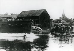 Västerviks skeppsvarv.
Sjösättning från slip. Båt nr 28. Til