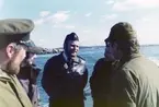 FC Kn Björn Stolpe i samtal med lantmilitärer på Ubåten Hajen 1975.