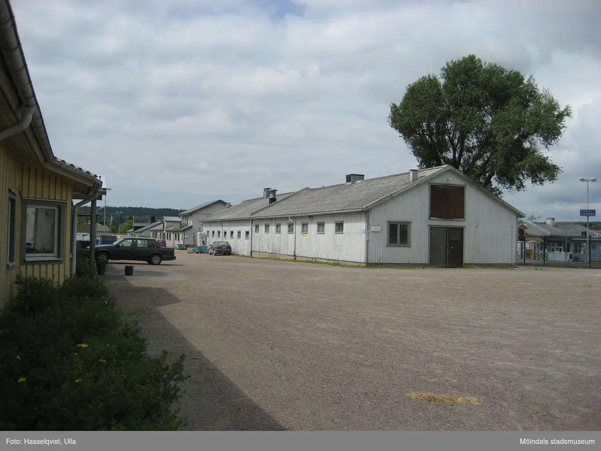 Åby stallbacke inför rivning, byggnad 5-6, Stall Christiansson.

Åby travbana planeras att bara användas som en tävlingsbana varför stallarna på stallbacken avvecklas och rivs. Efter rivningen är området planerat för 735 bostäder i flerbostadshus och radhus med olika upplåtelseformer. 

Se plan över området, foto 2015_0001-69.