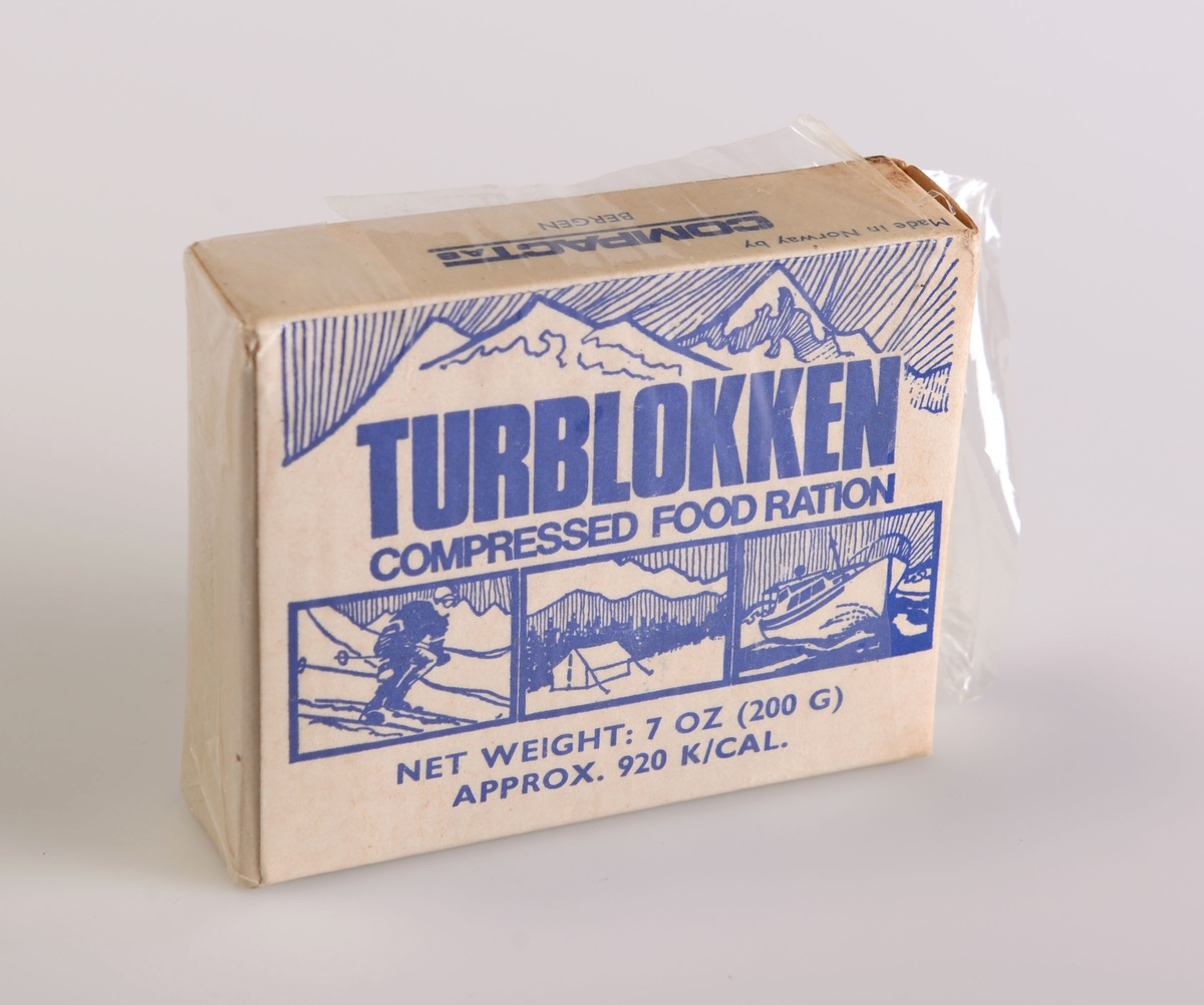 Rektangulær emballasje av papp med innhold av åtte biter konsentrert mat. Esken er hvit med blå skrift. Pakningen har vært tett innpakket i plast, denne er gått noe i oppløsning.