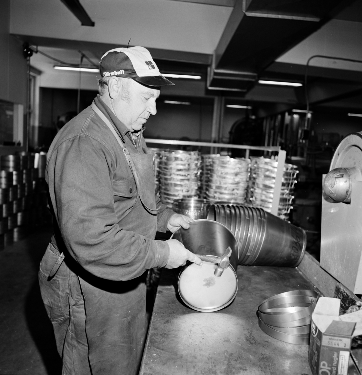 Vølund Ltd, A/S. Mekanisk verksted, Stangevegen 34, Hamar. Produksjon av galvaniserte bøtter etc. Etablert 1877 som Hamar Metalvarefabrikk.  1892 Vølund Limited.  Trygve Stenberg ,født 1915, død 2001.