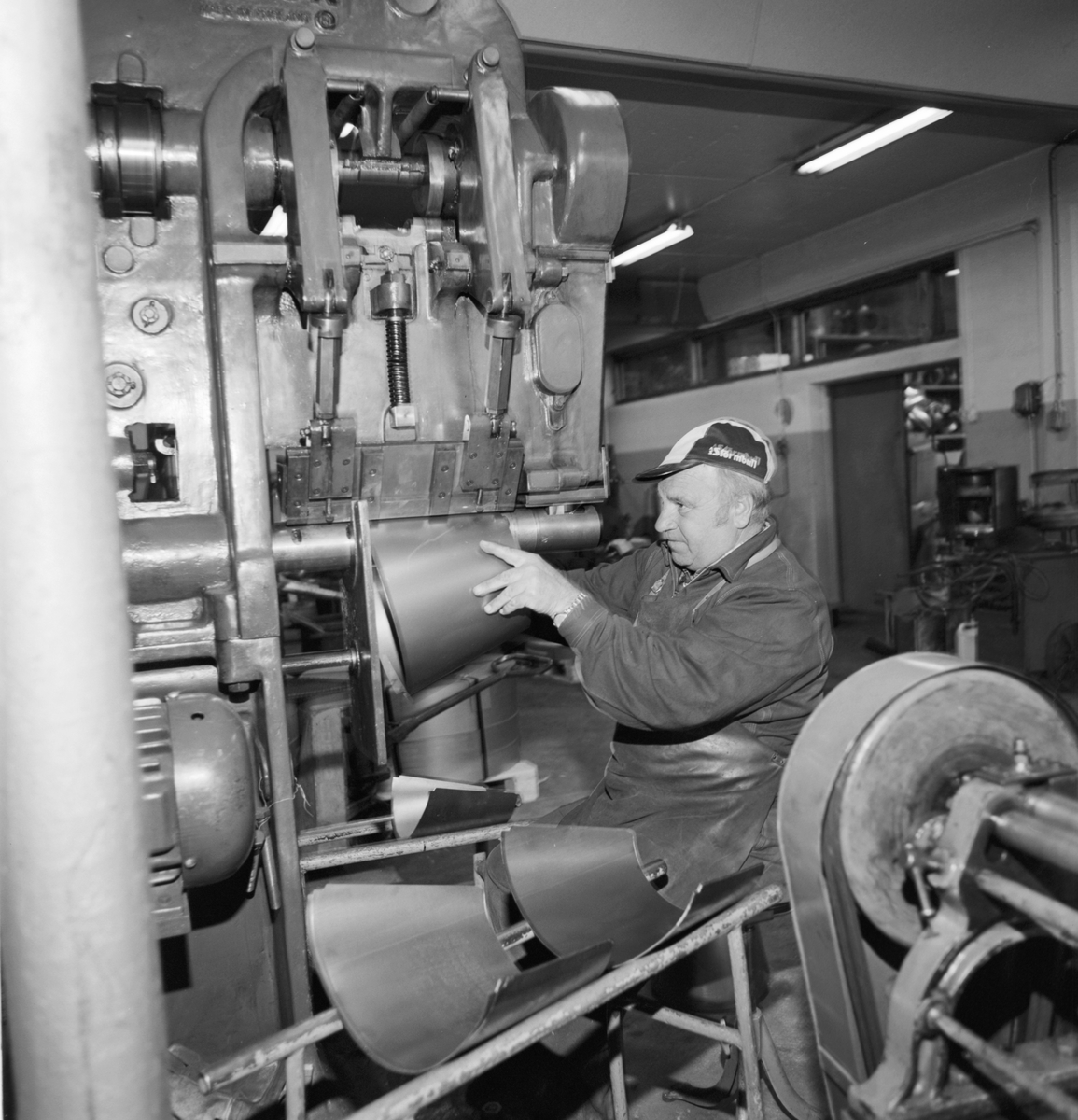 Vølund Ltd, A/S. Mekanisk verksted, Stangevegen 34, Hamar. Produksjon av galvaniserte bøtter etc. Etablert 1877 som Hamar Metalvarefabrikk.  1892 Vølund Limited.
Trygve Stenberg . Født 1915, død 2001.  Arne Larsen var daglig leder av bedriften i mange år frem til 1983.