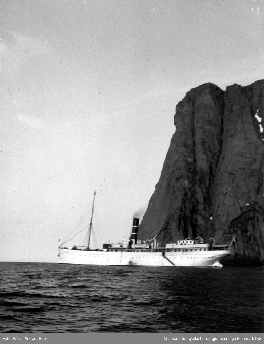 D/S "Kong Harald" på veien forbi Nordkappklippen. 11.07.1909. (Originalnegativet eies av Norsk Folkemuseum, W 10508)