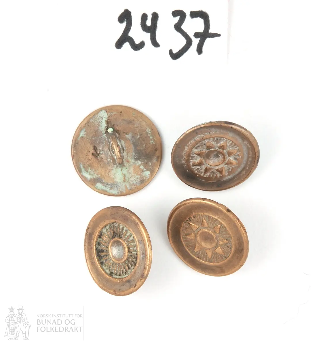 Knappar, 4 stk. Messinglegering (ljos blanding).