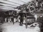 Rörstrands fabrik. Fabriksinteriör med män i förkläden. 