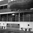 S/S Visby av Visby. Fartygsnamnet och nationalitetsnamnet målade på ömse sidor om en målad svensk flagga. Ovanför flaggen anordning för att nattetid kunna hålla märkena belysta. Fil lic Gunnar Jonssons undersökningsresa till Gotland 1940.