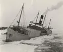 S/S MARINA av Helsingfors, som fick kraftig BB slagsida, då ISBRYTAREN II skar loss henne vid Simpnäs den 8 mars 1942.