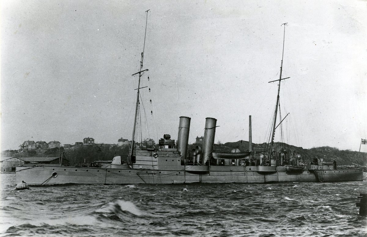 Torpedkryssaren Jacob Bagge i närheten av Göteborg omkr. 1930.