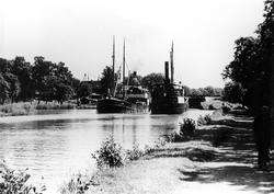 Fartygsmöte mellan JOHN ERICSSON och BJÖRN på Göta kanal vid