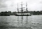 Okänt barkskepp vid Kastellholmen den 4 okt. 1905 [fartyget befinner sig snarare mitt på Strömmen i Stockholms hamn, på redden så att säga]