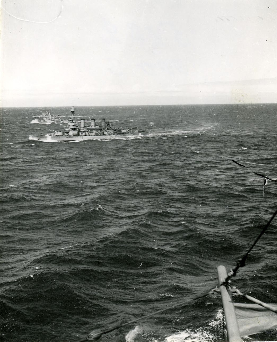Till havs omkring 1942.
Pansarskeppet Oscar II i förgrunden.
