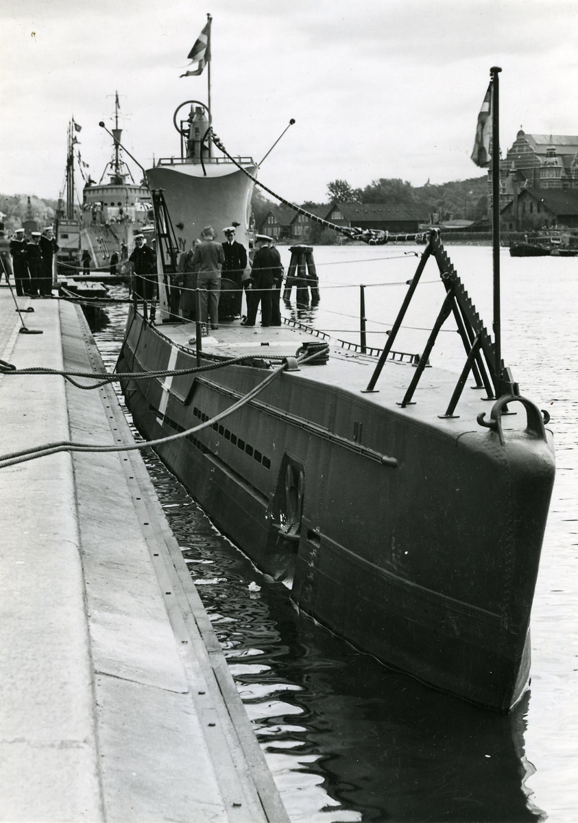 U-båten U 1 vid Strandvägen, Stockholm i juni 1942.
I bakgrunden skymtar minsveparen Grönskär.