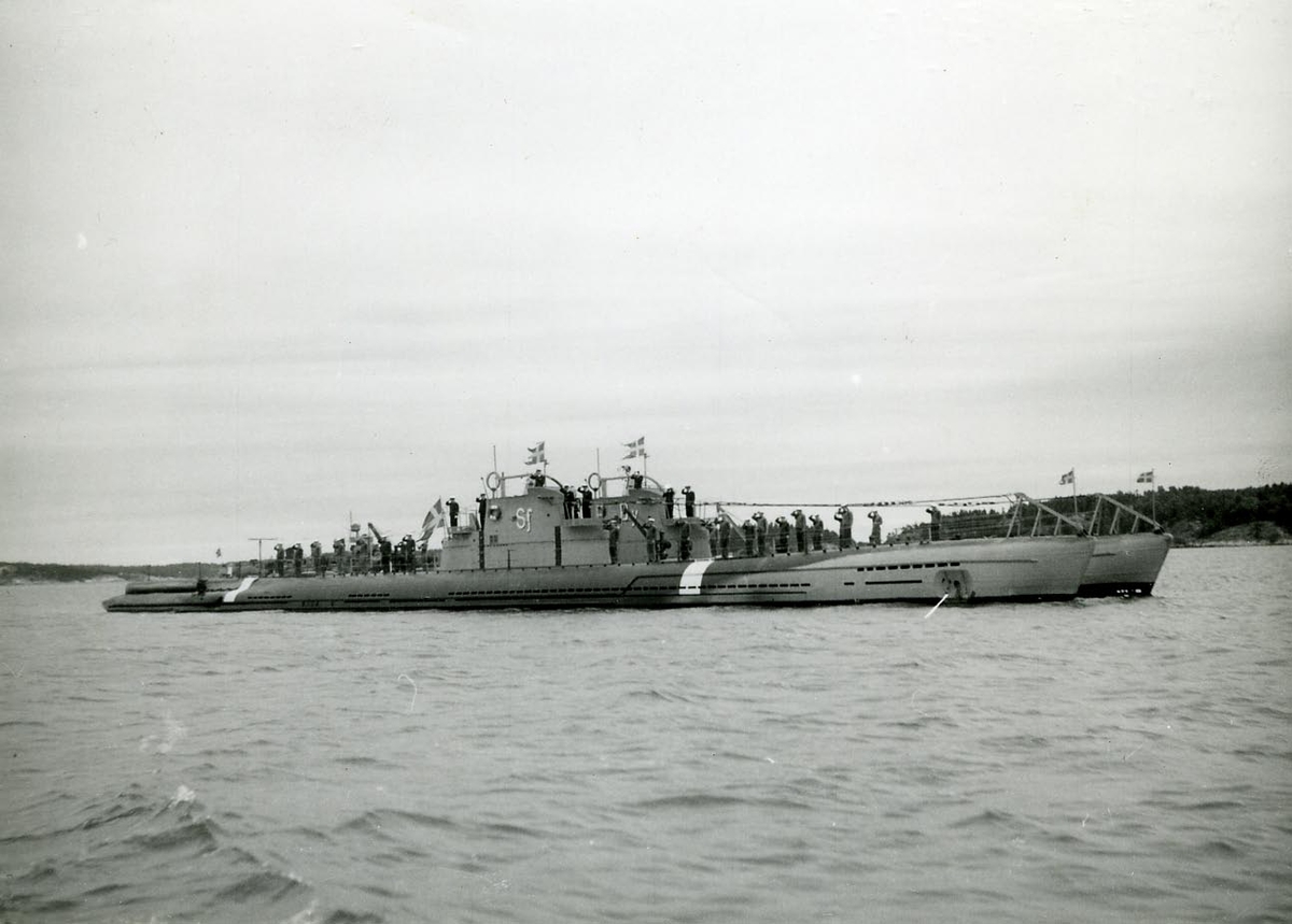 U-båtarna Svärdfisken och Dykaren men relingsmanning.