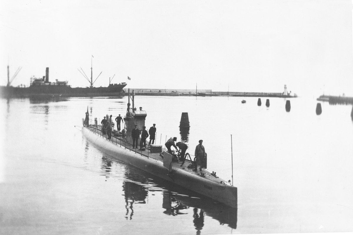 U-båten HVALEN (1909) i Ystads hamn.