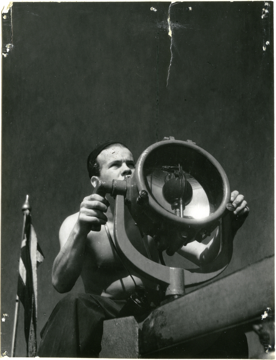 Signaltjänst. Signalering med morse, juli 1944. Strålkastare.