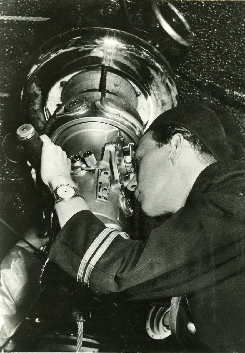 Tornet på en ubåt. Vakthavande officer gör periskopsobservation, år 1954.