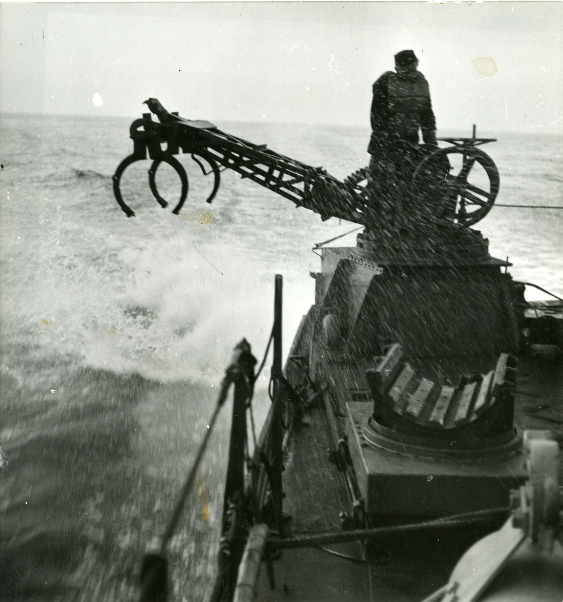 Paravanen fälls, juni 1945.