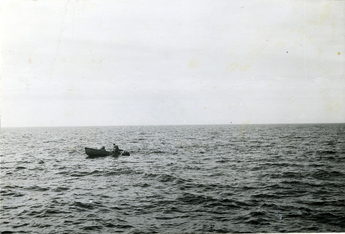 Lillbåten ute för att desarmera en mina i Ålands hav juli 1945.