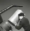 Sjunkbomben förs in i sjunkbombkastaren i mars 1945.