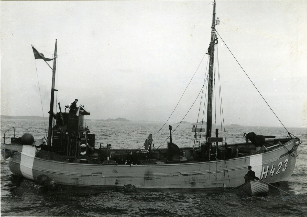 Hjälpvedettbåten H 423.