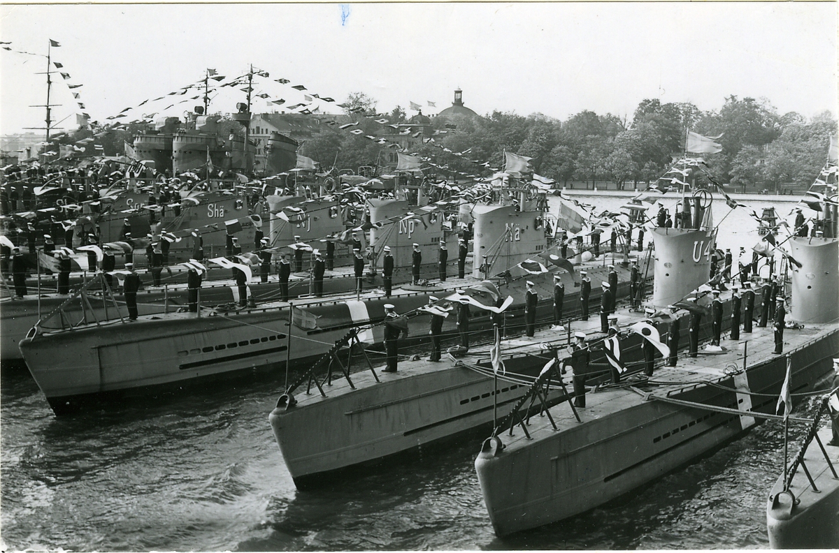 Kustflottans ubåtar på Stockholms ström efter krigsslutet 6 juni 1945.