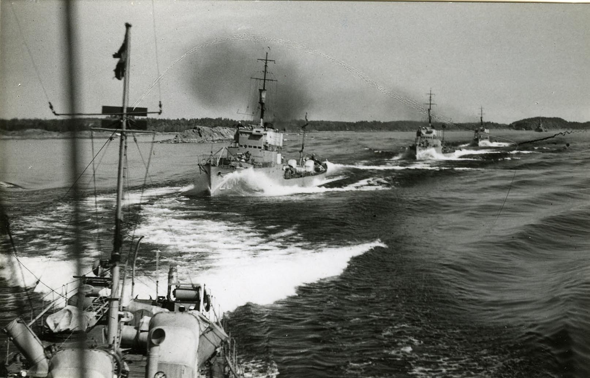 Vedettbåtsdivision i skärgården.