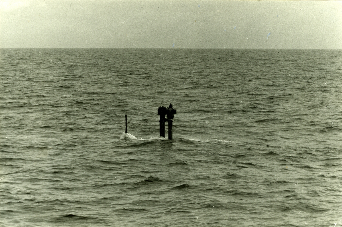 Snorkel och periskop på en ubåt synliga över vattenytan.